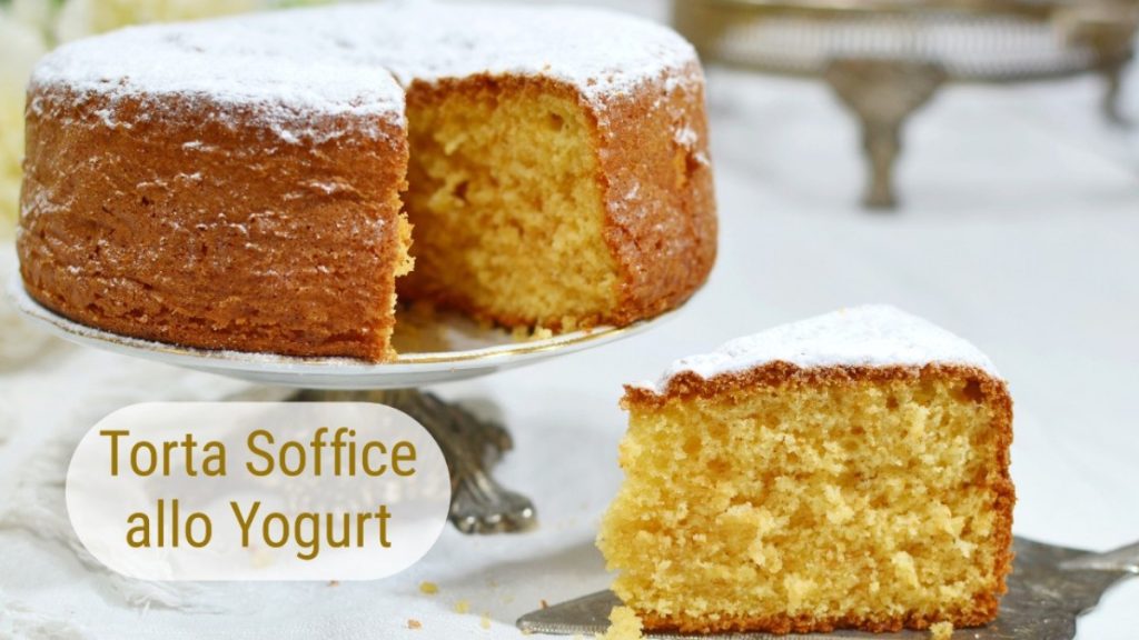 Torta alta su alzatina con fetta in primo piano