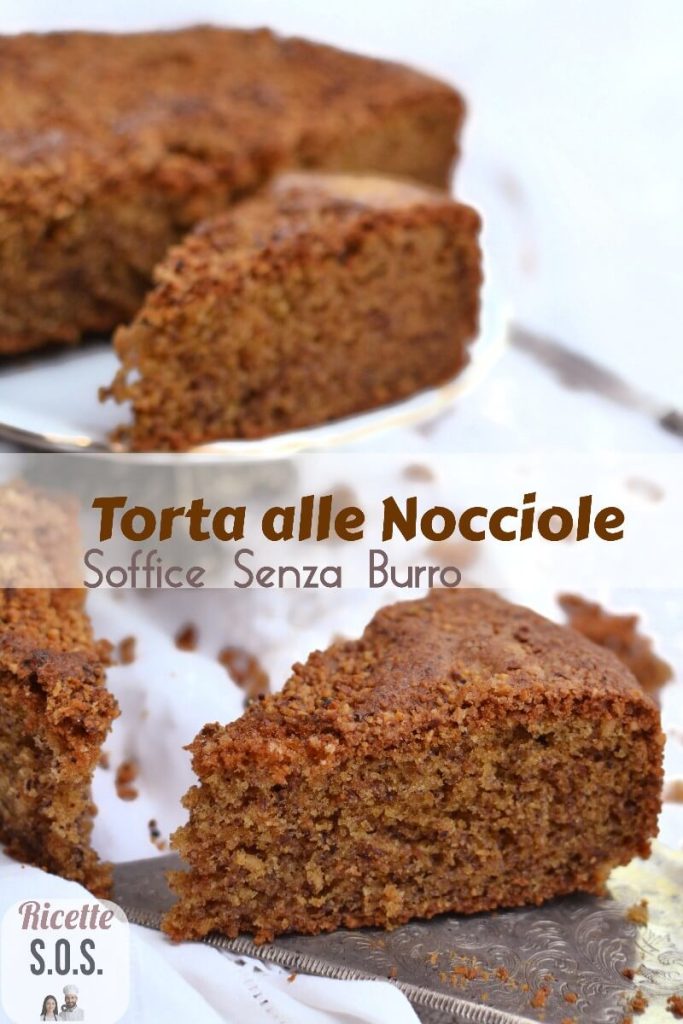 Torta alle Nocciole soffice senza burro – RicetteSOS. Fetta di torta su piattino bianco, sfondo autunnale con tazza e tovaglietta ricamata.