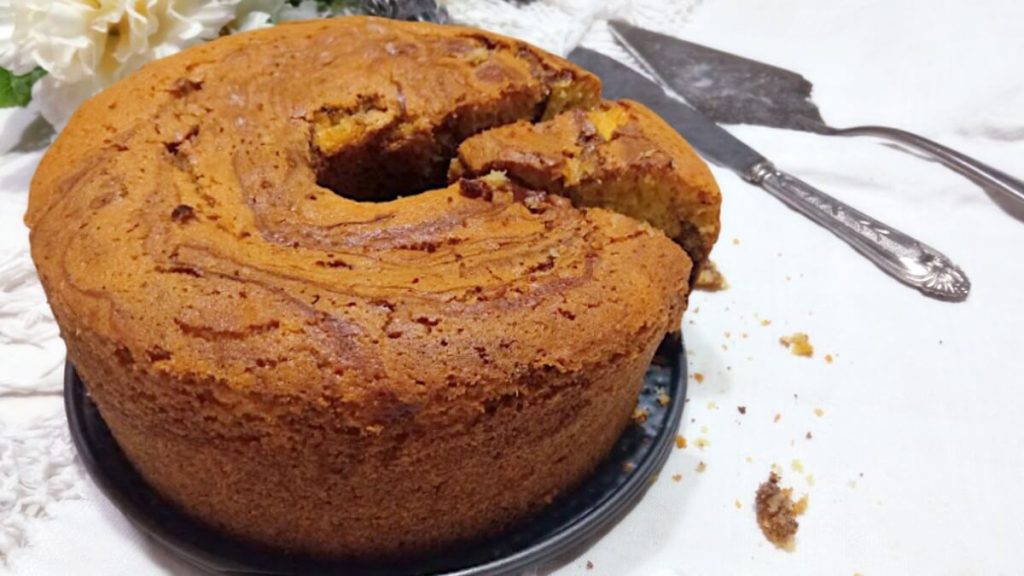 Torta marmorizzata al cacao soffice e altissima senza burro – Ricette SOS – fetta tagliata con interno morbido e alveolato