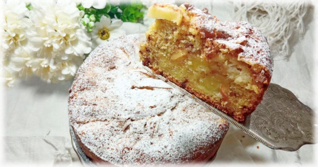 Torta di mele senza zucchero in formato orizzontale per immagine in evidenza, con mele visibili. RicetteSOS