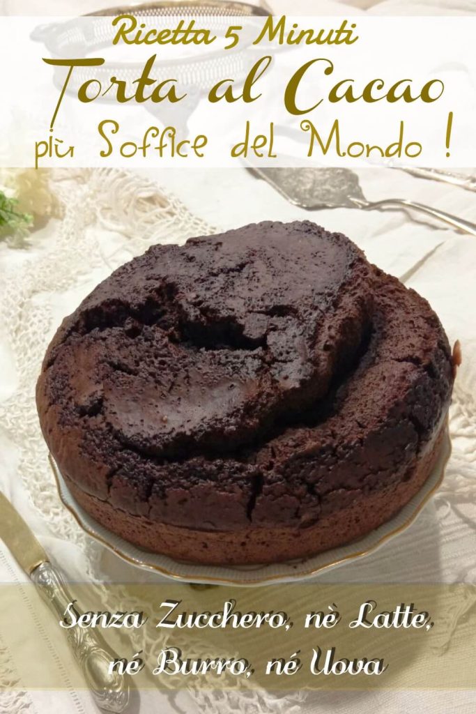 Copertina Ricetta SOS – Torta soffice al cacao senza uova Torta al cacao soffice e crepata su alzatina, con tovaglietta bianca e posate vintage.