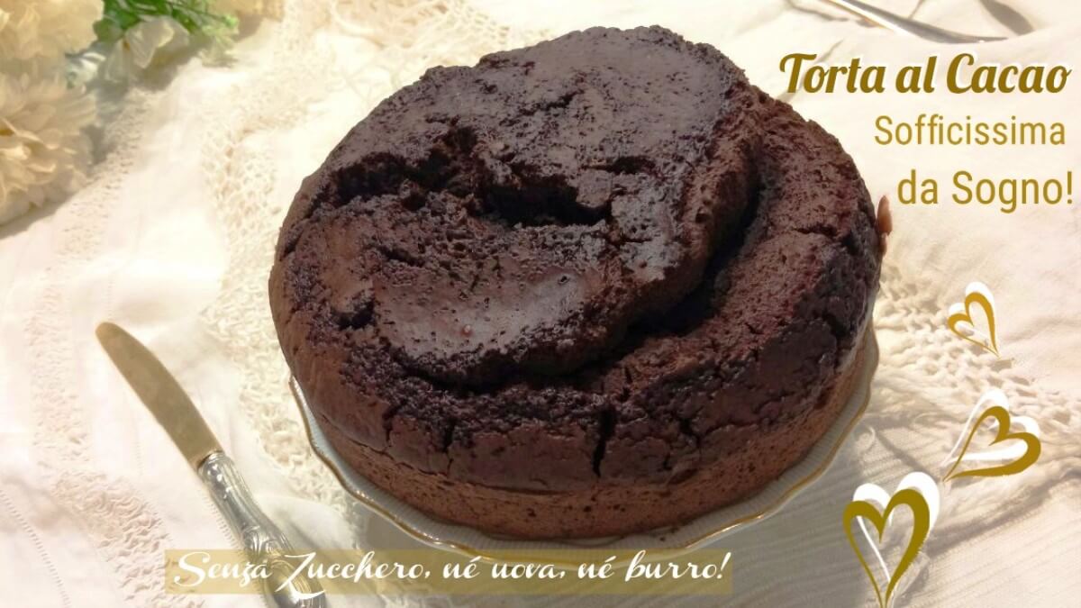 Torta al cacao alta e soffice con crepe, su tovaglietta bianca e posate vintage.