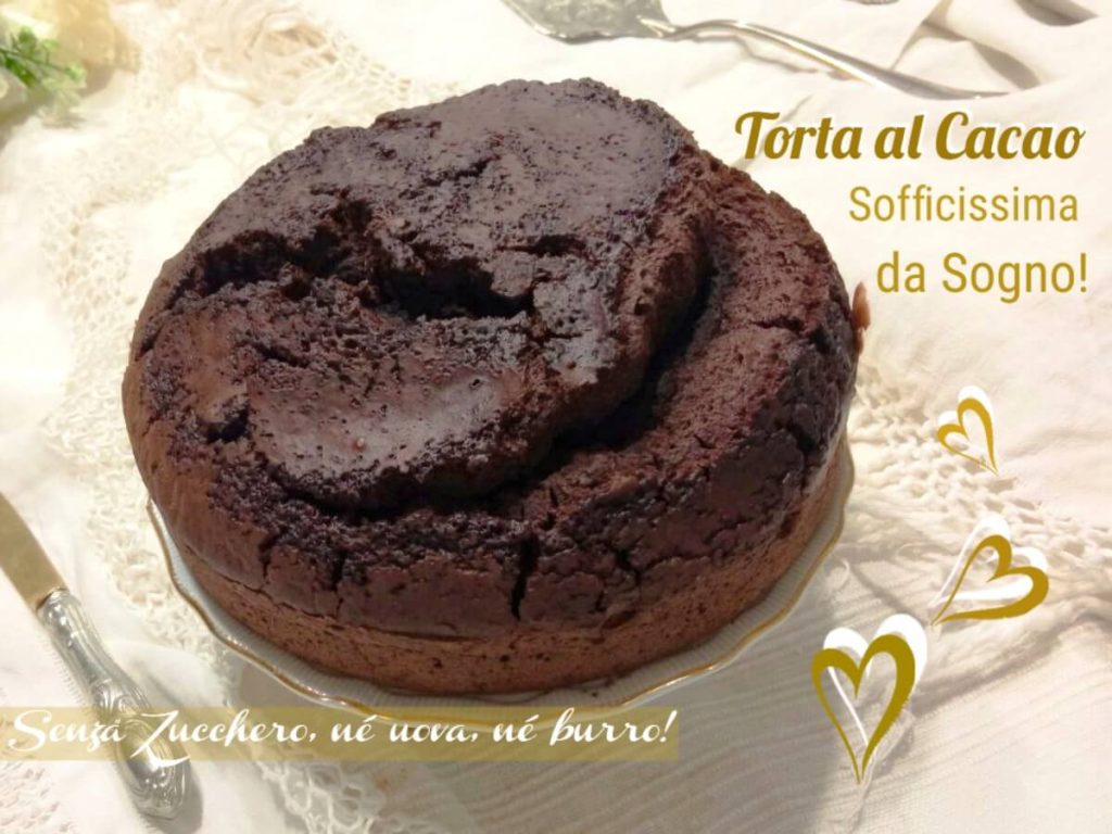 Torta al cacao alta e soffice con crepe, su tovaglietta bianca e posate vintage.