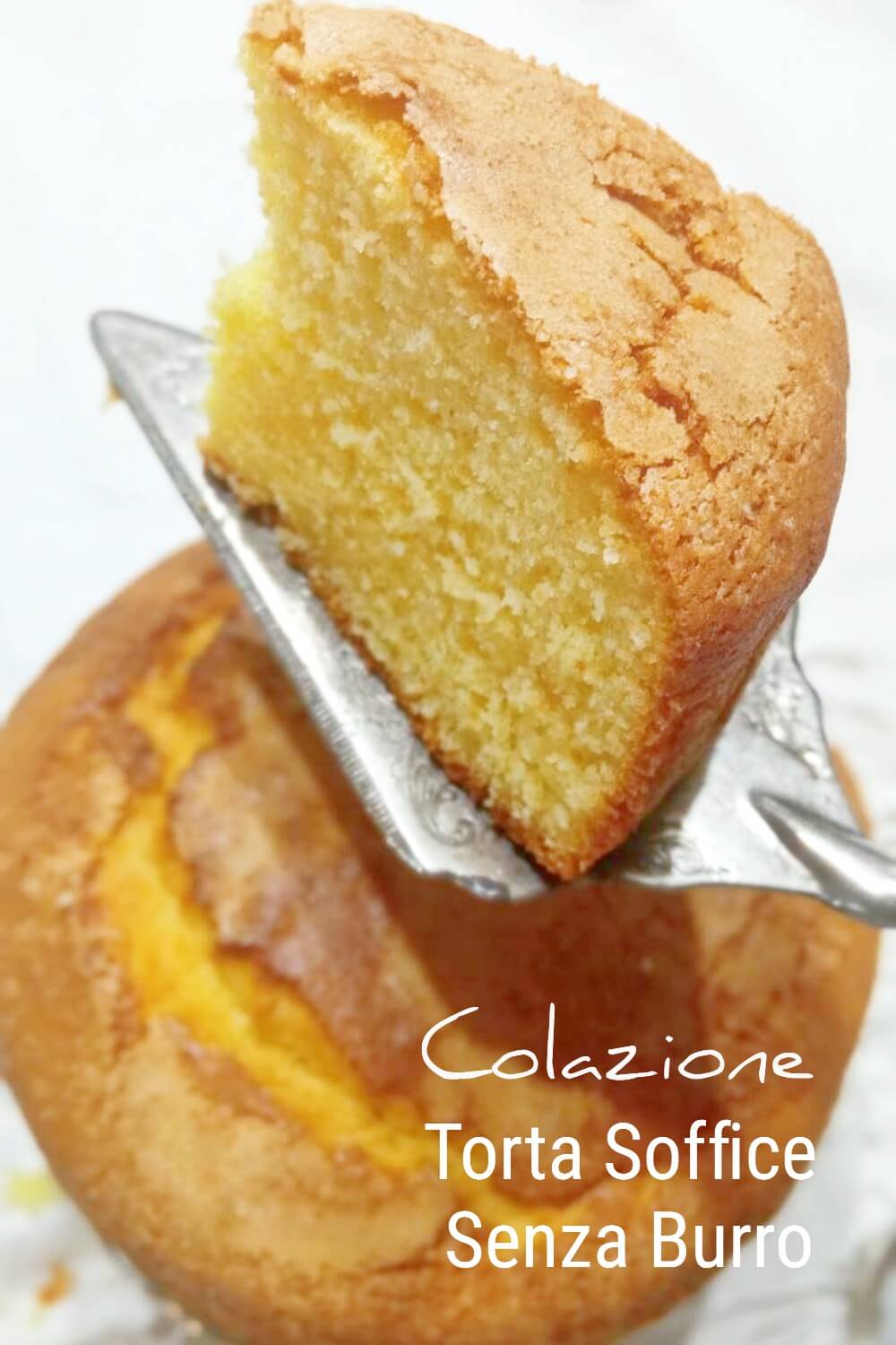 Torta soffice senza burro – immagine verticale per copertina post Torta soffice senza burro con fetta alta in evidenza e crosticina croccante