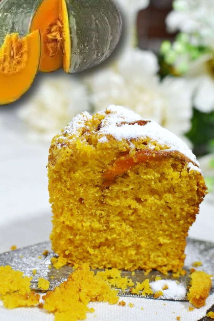 torta alla zucca light soffice Ricette SOS fetta su base acciaio con zucca delica aperta e fiori bianchi